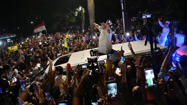 Jubir BPN Andre Rosiade menyatakan Prabowo akan kembali dari luar negeri besok, namun dipastikan tak akan hadir di MK saat sidang putusan pada 27 Juni.