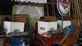 FOTO: Ketika Hantu dan Avengers Berjaga di TPS Pemilu 2019 Masyarakat Indonesia merayakan pesta demokrasi bukan hanya dengan memilih, tapi juga mendirikan berbagai TPS unik lengkap dengan pernak-perniknya.