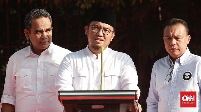 Staf Khusus Menteri Pertahanan Dahnil Anzar Simanjuntak menyatakan kapal China berlayar di ZEE, bukan di laut teritorial Indonesia.