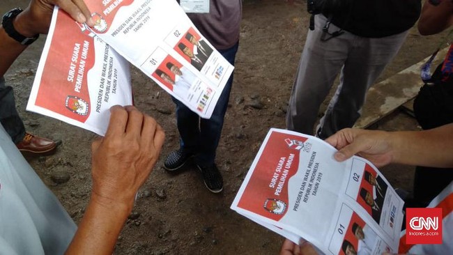 Komisi Pemilihan Umum (KPU) bergegas menelusuri kebenaran viral surat suara tercoblos di sejumlah daerah pada hari pencoblosan Pemilu 2019.