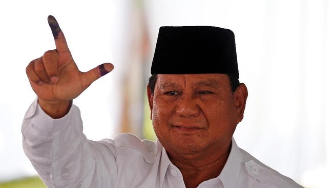 Tiba di TPS 041 di Bojong Koneng, Babakan Madang, Bogor, capres Prabowo Subianto mengajak para wartawan yang bekerja untuk tetap menggunakan hak pilihnya.