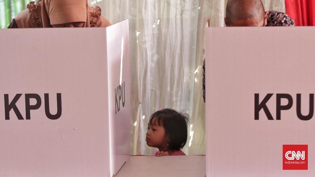 Warga menggunakan hak suaranya di TPS 051 lokasi Cawapres no 01 Ma'ruf Amin melaksanakan pencoblosan di Koja, Jakarta, Rabu, 17 April 2019. (CNN Indonesia/Adhi Wicaksono)