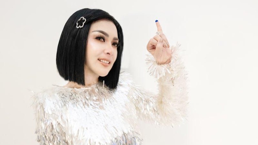 Syahrini tetap datang ke TPS untuk coblos surat suara meski kaki cedera