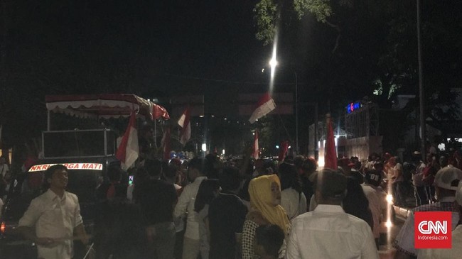 Para pendukung tumpah di sekitar Rumah Aspirasi di Jalan Prokalamasi Jakarta merayakan kemenangan Jokowi. Mereka menyebut klaim kemenangan Prabowo sebagai hoaks