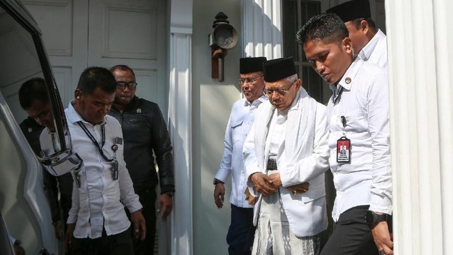 Calon Wakil Presiden Ma'ruf Amin bersama dengan istrinya kompak mengenakan baju putih saat nyoblos. Baju putih ia pilih dengan sengaja.