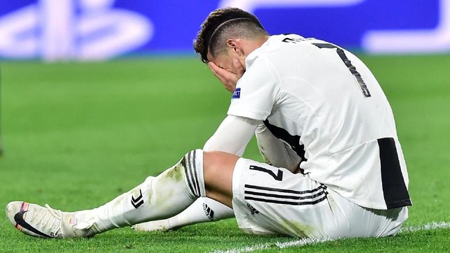 Bintang Juventus Cristiano Ronaldo langsung menangis ketika melihat cuplikan video mendiang ayahnya, Jose Dinis Aveiro, begitu bangga membahas sang anak.