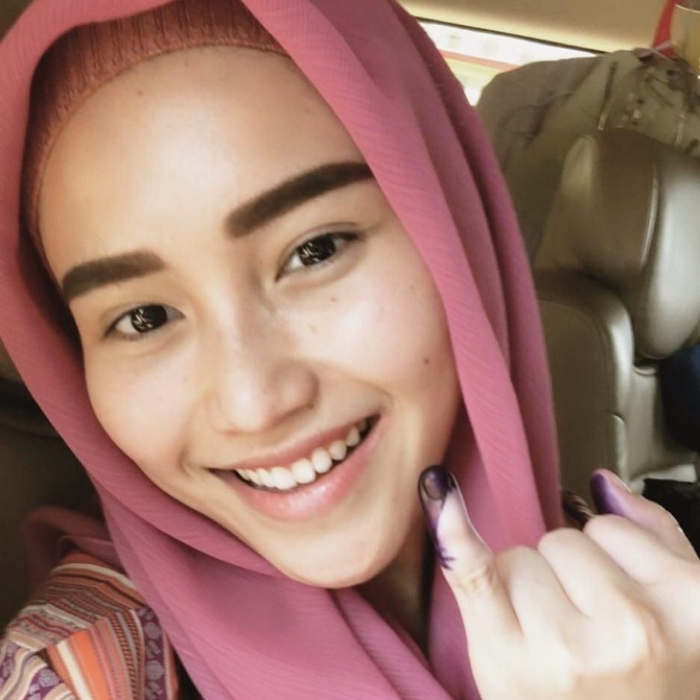 Setelah menyoblos di TPS, banyak warga yang memajang foto jarinya bertinta di media sosial. Berikut 10 potret artis dengan jari bertinta setelah nyoblos.