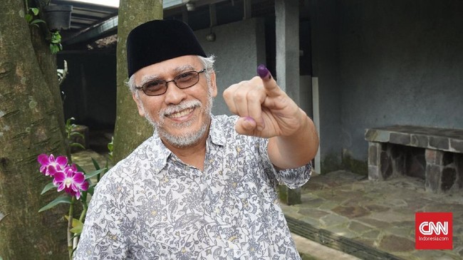 Musisi senior itu menuliskan dua nama Walikota yang baru saja dilantik Gibran Rakabuming dan Bobby Nasution terkait 2024.