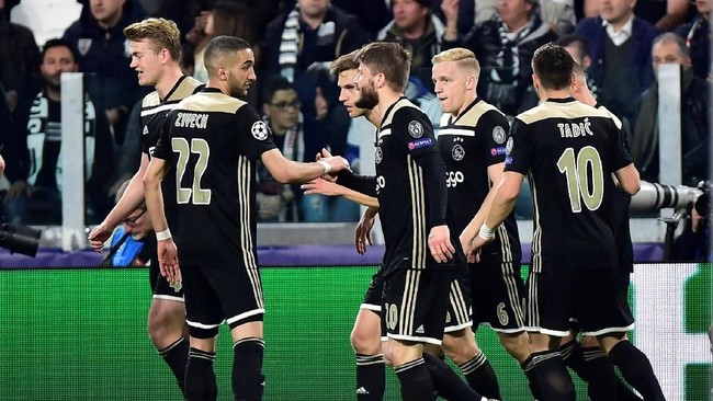 Pelatih Ajax Amsterdam Erik ten Haag membalas komentar manajer Tottenham Hotspur Mauricio Pochettino yang banyak mengeluh jelang semifinal Liga Champions.