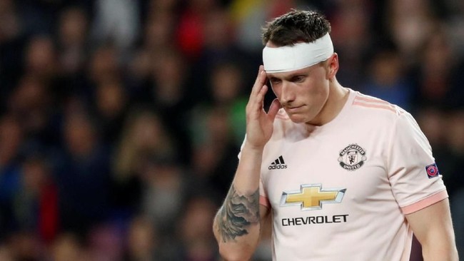 Bek Manchester United Phil Jones menjadi pemain yang paling dipermalukan penyerang Barcelona Lionel Messi pada leg kedua perempat final Liga Champions.