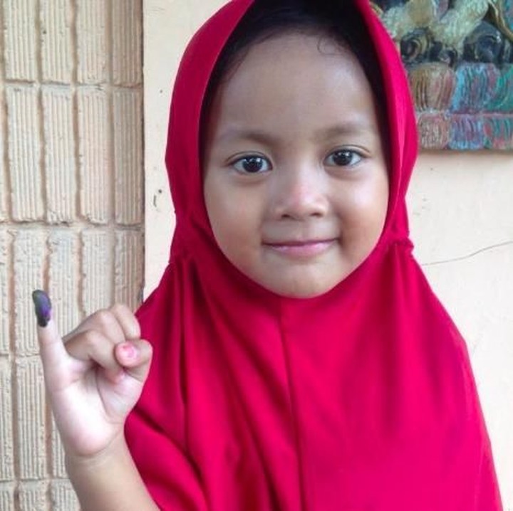 <p>Aih, yang habis nyoblos senyumnya manis banget sih. </p>