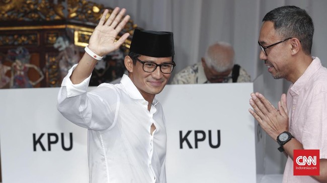 Sandi disebut sengaja berada di dalam rumah Prabowo dan tak ikut sujud syukur karena sibuk diskusi dengan tokoh-tokoh lain di dalam rumah.