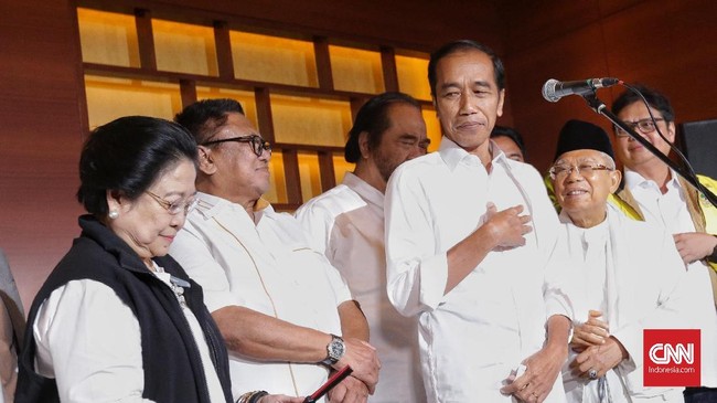 Saat tiba di lokasi tempat pertemuan dengan para ketum dan sekjen parpol pendukungnya, Jokowi tak memberikan keterangan kepada wartawan dan hanya tersenyum.