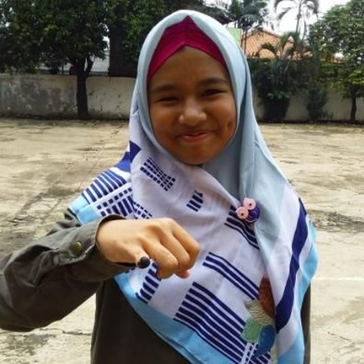 <p>Walau cuma mencelupkan jari yang penting happy ya, Nak.  </p>