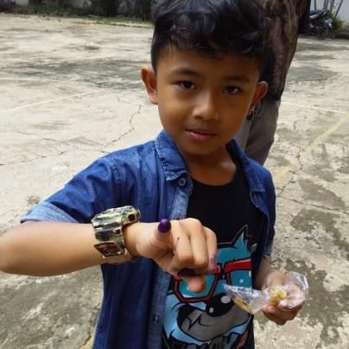 <p>Nyoblos ala anak-anak yang penting jari sudah dicelupkan di tinta ya, he-he-he.  </p>