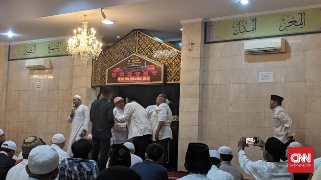 Pendukung Prabowo Subianto menggelar subuh putih di Jakarta, Rabu (17/4). Subuh putih antaranya digelar di masjid dekat Markas FPI dan Pejompongan.