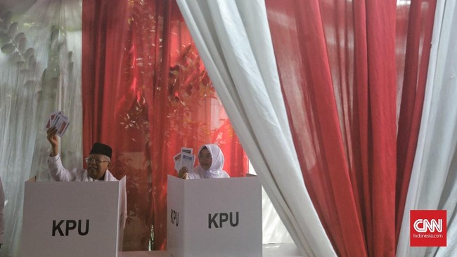 Di TPS tempat Ma'ruf Amin mencoblos di Koja, Jakarta Utara, paslon 01 unggul tipis atas paslon 02 yakni 132-129.