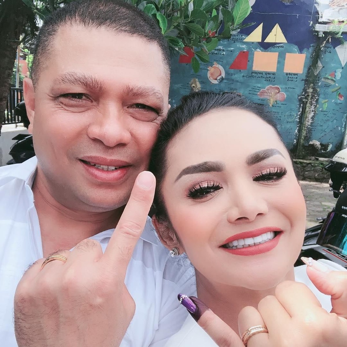 Setelah menyoblos di TPS&comma; banyak warga yang memajang foto jarinya bertinta di media sosial&period; Berikut 10 potret artis dengan jari bertinta setelah nyoblos&period;