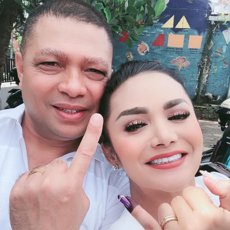 10 Foto Artis Pajang Jari Tinta Bukti Nyoblos di Pemilu 2019 Setelah menyoblos di TPS, banyak warga yang memajang foto jarinya bertinta di media sosial. Berikut 10 potret artis dengan jari bertinta setelah nyoblos.