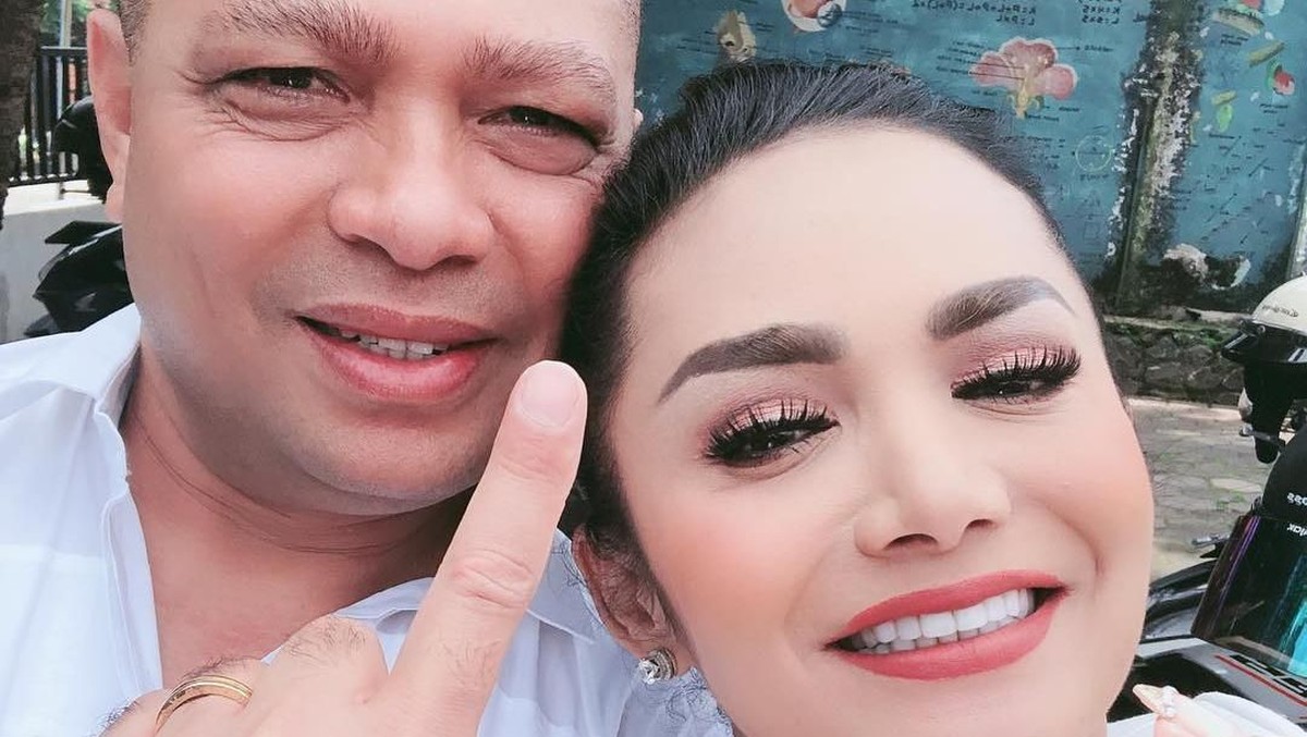 Krisdayanti kembali diisukan berselingkuh lewat unggahan milik Raul Lemos&comma; benarkah hal tersebut&quest; Intip potret mesra Krisdayanti dan Raul Lemos