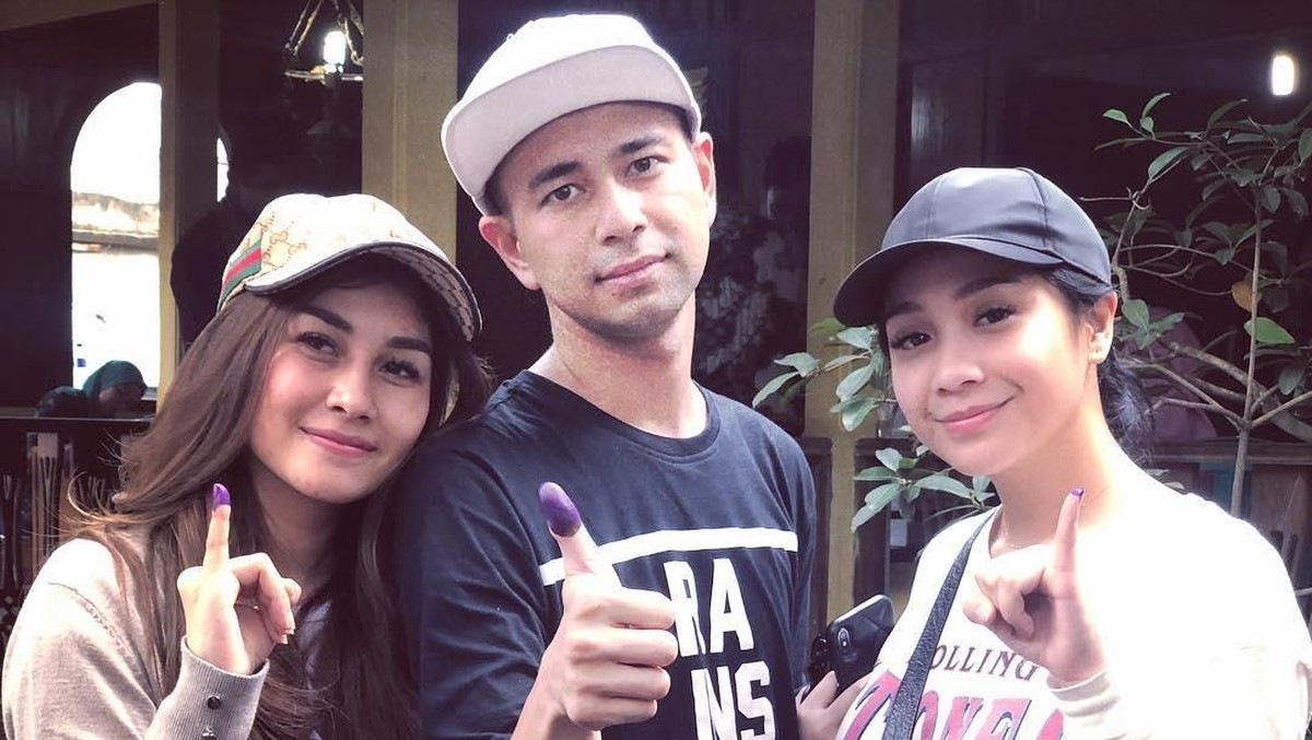 Setelah menyoblos di TPS&comma; banyak warga yang memajang foto jarinya bertinta di media sosial&period; Berikut 10 potret artis dengan jari bertinta setelah nyoblos&period;