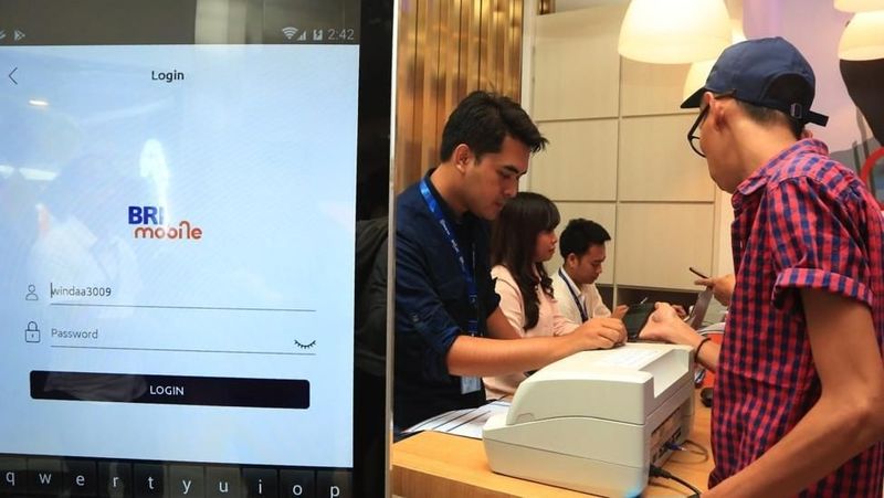 Dewasa ini masyarakat kian gemar bertransaksi tanpa menggunakan uang tunai.