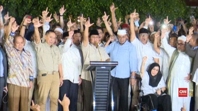 Pendukung Prabowo Subianto berteriak 'Prabowo Presiden' usai pidato Prabowo yang mengklaim kemenangan 62 persen di Pilpres 2019.
