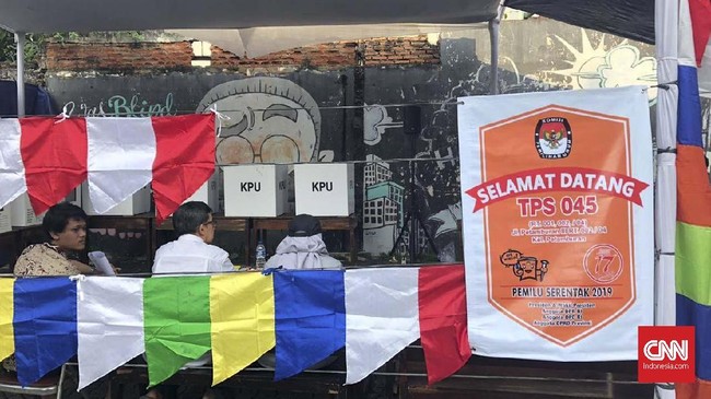 Nama Rizieq Shihab masih terpampang di TPS yang berada dekat dengan markas FPI di Petamburan, walaupun Rizieq sudah mencoblos di Arab Saudi sebelumnya.