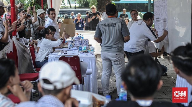 Suasana penghitungan suara di TPS di kawasan Taman Suropati, Jakarta, Rabu, 17 April 2019. CNN Indonesia/Bisma Septalisma