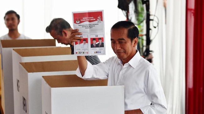 Quick count Pilpres 2019 dari Median dengan suara sementara 41,93 persen sampai pukul 16.24 WIB, hasilnya Jokowi 54,65 persen, Prabowo 45,35 persen.