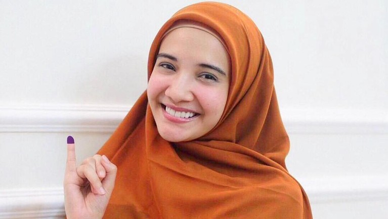 Setelah menyoblos di TPS, banyak warga yang memajang foto jarinya bertinta di media sosial. Berikut 10 potret artis dengan jari bertinta setelah nyoblos.