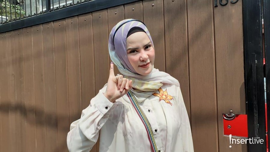 Jadi Caleg di Jawa Barat, Angel Lelga Nyoblos di Jakarta Angel Lelga ikut meriahkan Pemilu 2019 dengan menyoblos di TPS wilayah Jakarta SelatanJln benda ujung no 169 jagakarsa ciganjur jaksel, jam 10