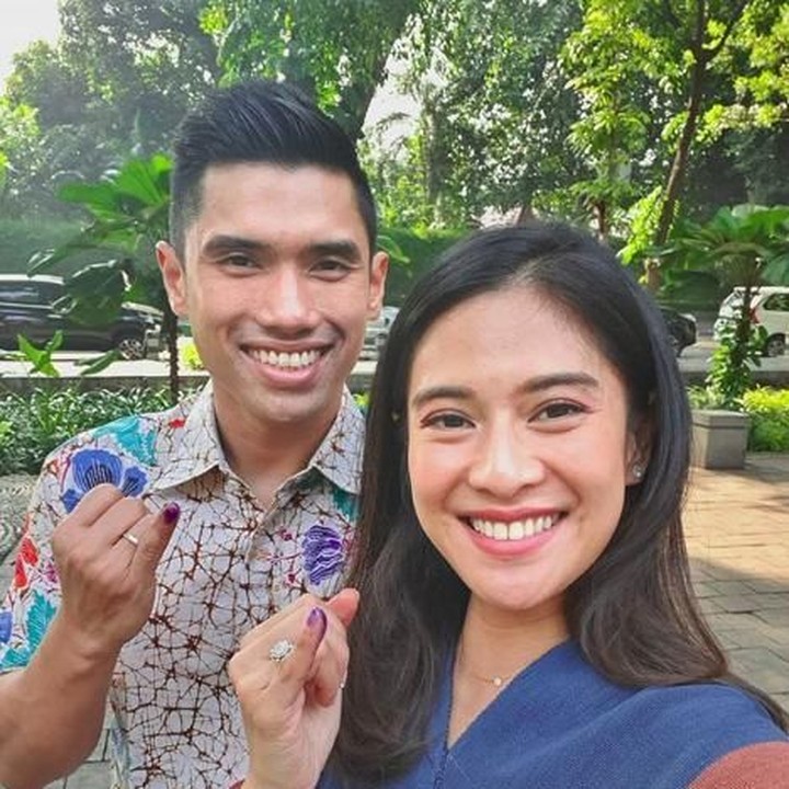 <p>Dian Sastrowardoyo dan suami juga mengunggah wefie dengan pose dan ekspresi yang sama. (Foto: Instagram @therealdisastr)</p>