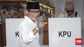 FOTO: Kala Paslon 01 dan 02 Masuk Bilik Suara Momen kala paslon 01 Joko Widodo-Ma'ruf Amin dan paslon 02 Prabowo Subianto-Sandiaga Uno masuk bilik suara dan menyelesaikan hak pilihnya.