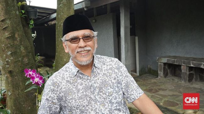 Musisi Iwan Fals ikut mengomentari pemberitaan mengenai mantan Wapres Jusuf Kalla yang mempertanyakan cara melontarkan kritik terhadap pemerintahan Joko Widodo.