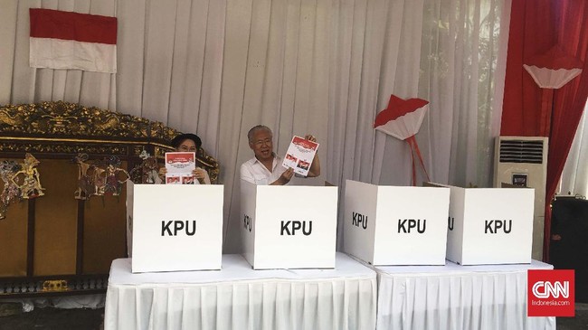 Sejumlah menteri ekonomi di bawah pemerintahan Presiden Jokowi menggunakan baju putih saat mendatangi TPS untuk menggunakan hak suaranya.