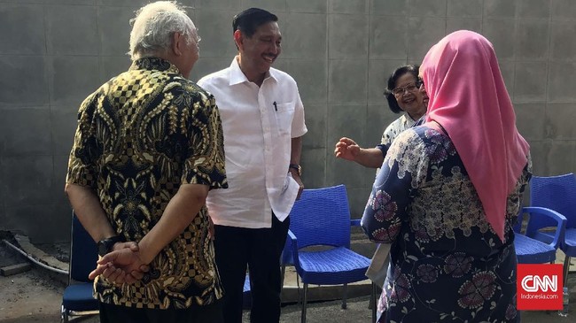 Menko Kemaritiman Luhut Pandjaitan mencoblos di TPS 005, Jalan Denpasar IV, Jakarta, Rabu (17/4), bersama istri dan dua anaknya berseragam putih-putih.
