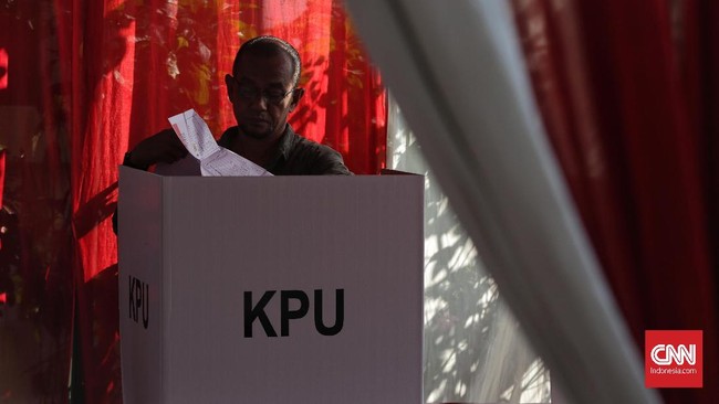 KPU menambahkan syarat baru bagi bakal caleg Pemilu 2024, yakni surat keterangan putusan pengadilan tak pernah tercatat sebagai terpidana lima tahun terakhir.