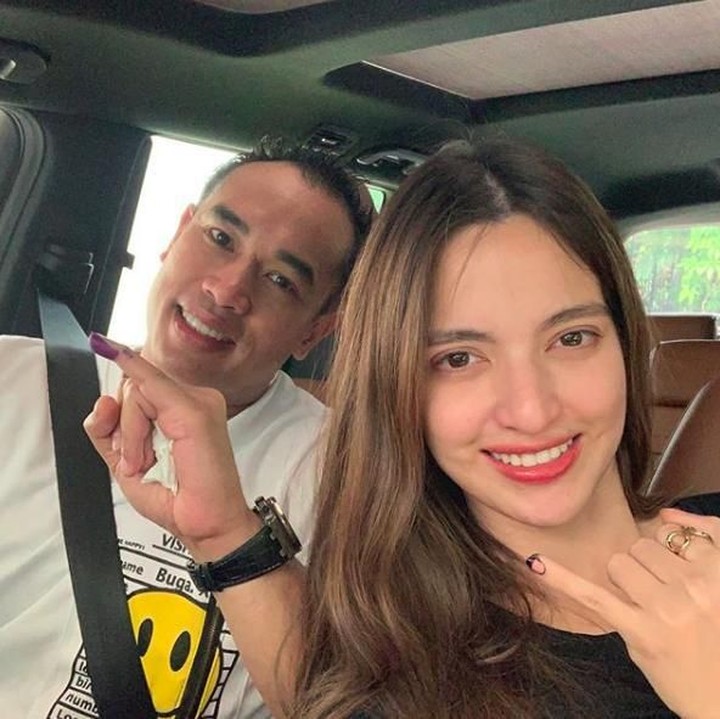 <p>Nia Ramadhani dan Ardi Bakrie enggak kalah kompak. Mereka melakukan wefie di mobil seraya memperlihatkan jari kelingkingnya. (Foto: Instagram @ardibakrie)</p>
