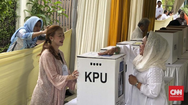 Ketua Dewan Pertimbangan Partai Berkarya Titiek Soeharto prihatin dengan kondisi lima kotak suara yang berada di TPS.