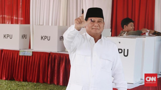 Emak-emak di TPS Prabowo Subianto mencoblos menangis karena mereka yang biasanya hanya bisa melihat calon presiden tersebut dari TV bisa bertemu langsung.
