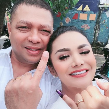 Nyoblos di Malang, Krisdayanti Dibonceng Suami Pakai Motor Gede