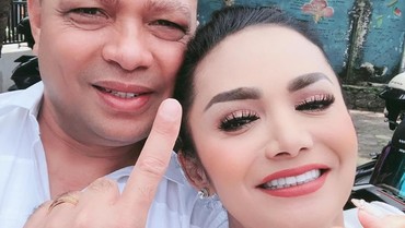 img-title Nyoblos di Malang, Krisdayanti Dibonceng Suami Pakai Motor Gede