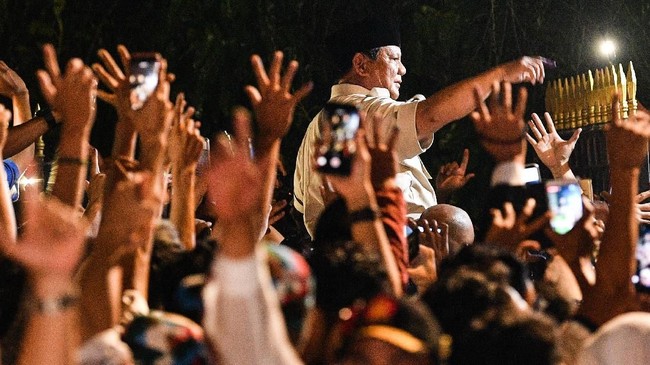 Sejak Pilpres 2019 berakhir, dalam sejumlah survei nama Prabowo Subianto kerap menjadi yang terunggul. Mampukah dia menarik hati mayoritas rakyat di 2024?