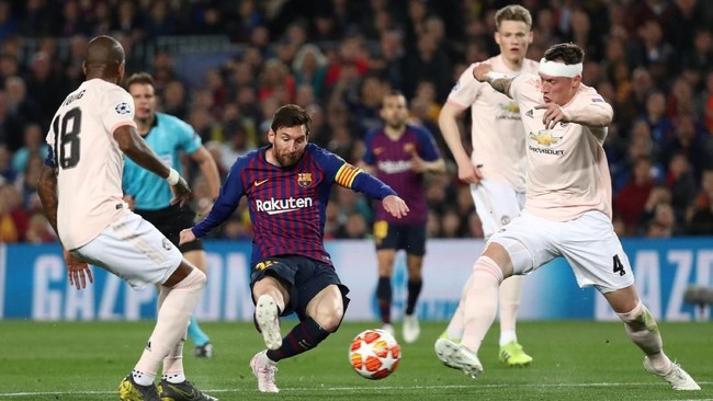 Lewat statistik yang tidak terlalu mentereng untuk Lionel Messi, La Pulga berhasil membuat lini pertahanan Manchester United pontang-panting.