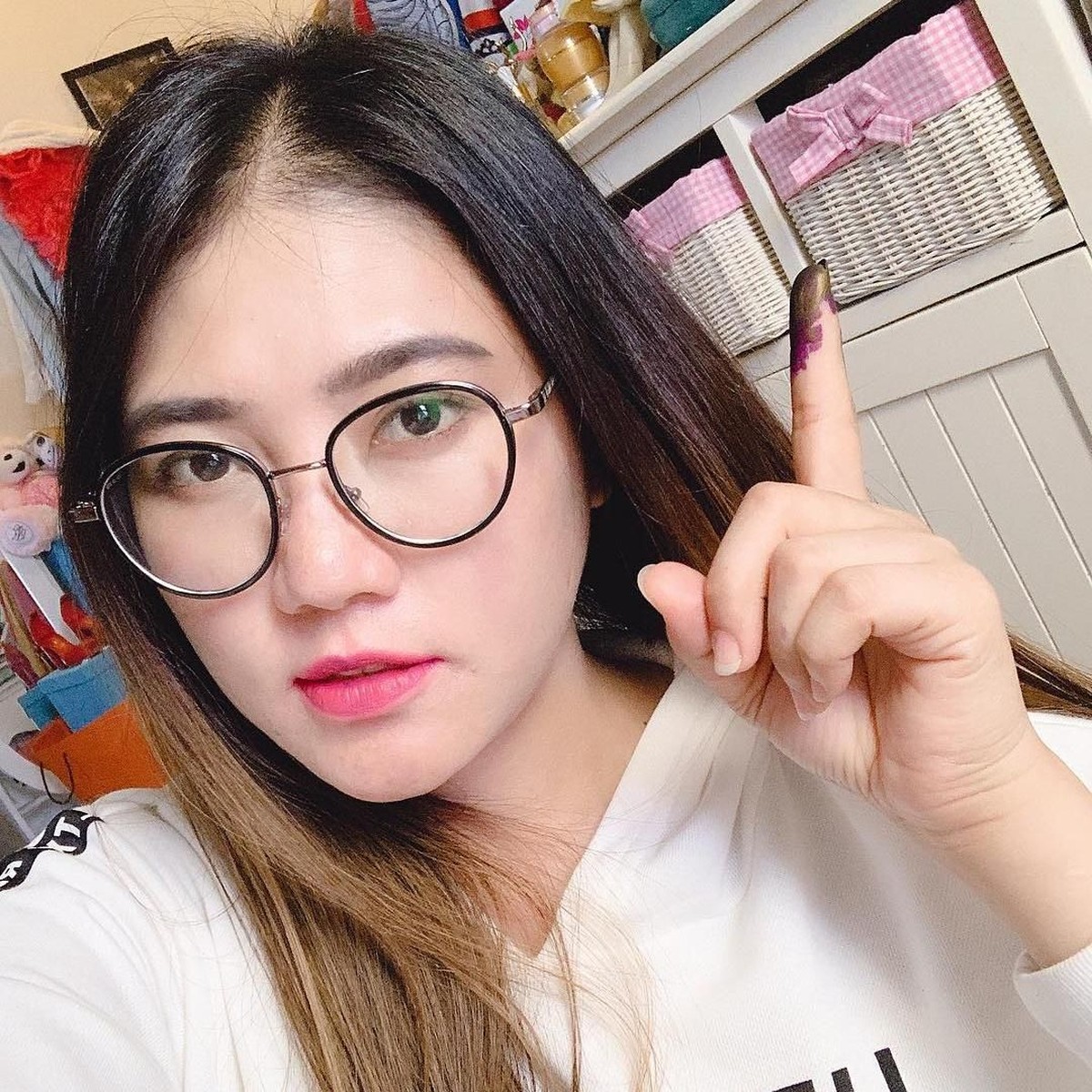 Setelah menyoblos di TPS&comma; banyak warga yang memajang foto jarinya bertinta di media sosial&period; Berikut 10 potret artis dengan jari bertinta setelah nyoblos&period;