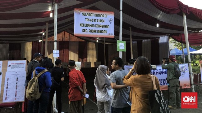 Seorang warga Kebagusan, Jakarta Selatan, heran tak terdaftar di TPS kawasan rumahnya. TPS itu berada persis di depan rumah Megawati Soekarnoputri.