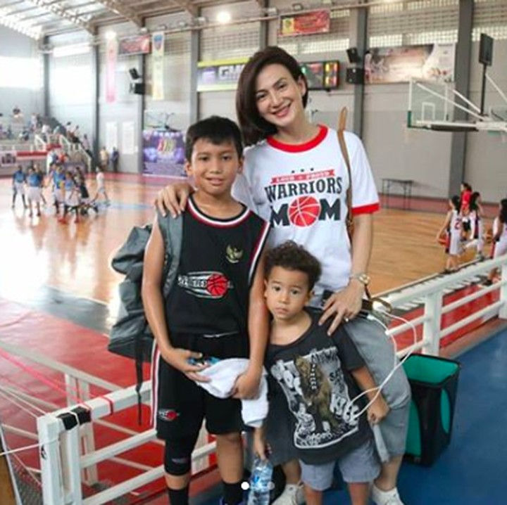 <p>Di tengah kesibukan kampanye jelang pemilu kemarin, Wanda Hamidah tetap menyempatkan waktunya untuk mendukung langsung anaknya, Rashad dalam kompetisi basket nasional di Cirebon. (Foto: Instagram @wanda_hamidah)</p>