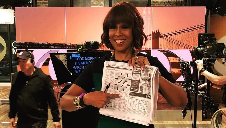 Gayle King. Perempuan 64 tahun ini dinilai sukses menjadi salah satu wartawan terbaik. Gayle sendiriadalah seorang jurnalis sekaligus penulis. Ia juga Co-Anchor dari CBS This Morning dan editor dari Oprah Magazine.