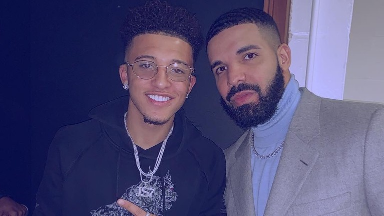 Beberapa waktu terakhir ramai diperbincangkan soal kutukan pemain bola dunia yang kalah bertanding sehabis foto bersama penyanyi Drake. Ini lah deretan fotonya.